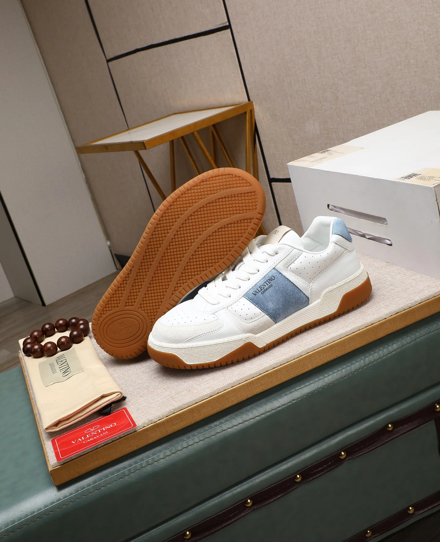Men's shoes 💰740 [Valentino] Couple model, size: ▪️Size: Women's model 35-40 Men's model 39-44 (45 customized) Valentino Valentino Couple model Joie de Jouer series Velcro Thick sole Bread shoes Couple model Casual sneakers White shoes Original purchase and development Production Joie de Jouer series The style is simple but not out of style. The pure white base is paired with fresh green and soft beige, and the unique Velcro design highlights your personality. Every detail tells fashion and quality. Wear it, take a confident step, and start the trend journey. Delivered in exquisite packaging🛍📦 ▪️Material: Original custom imported first-layer cowhide ▪️Inner lining: Original custom made soft sheepskin lining ▪️Outsole: Original open-molded non-slip TPU material ▪️Sole thickness: 3.5CM